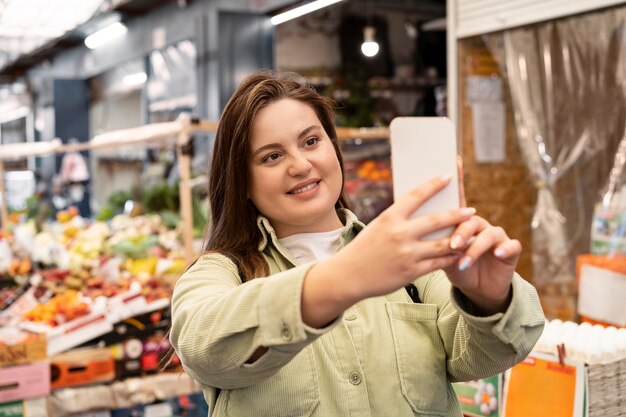 Donna che si fa selfie inquadratura media