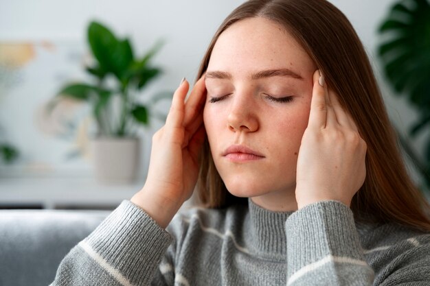 Donna che si fa un massaggio al cuoio capelluto