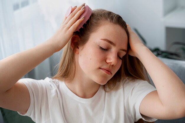 Donna che si fa un massaggio al cuoio capelluto