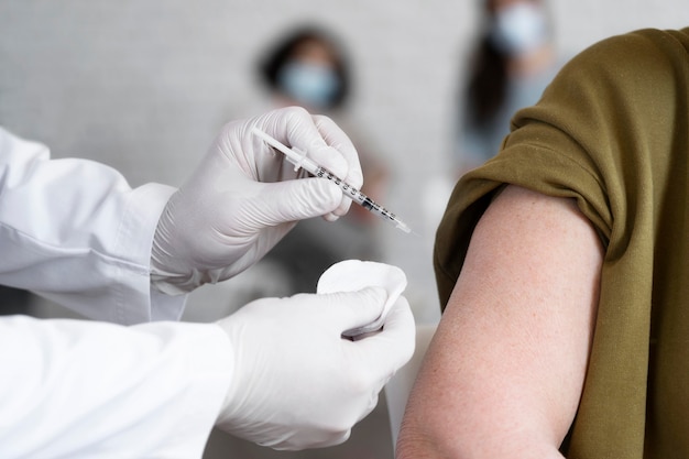 Donna che si fa vaccinare dal dottore