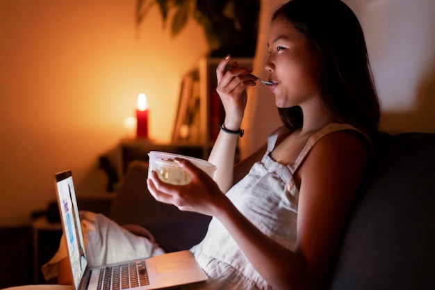 Donna che si gode il suo tempo davanti al suo computer portatile