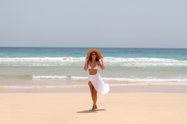 Donna che si gode la sua vacanza su una spiaggia