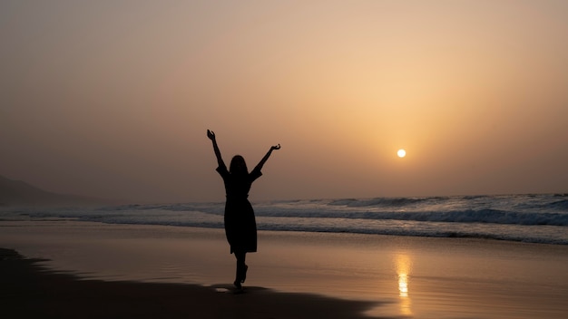 Donna che si gode la sua vacanza su una spiaggia