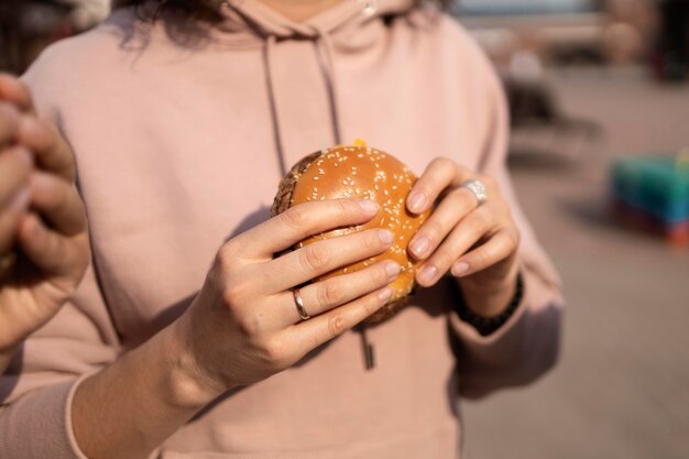 Donna che si gode un po' di cibo da strada all'aperto