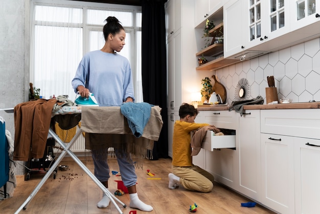 Donna che si occupa di pulire la casa sporca