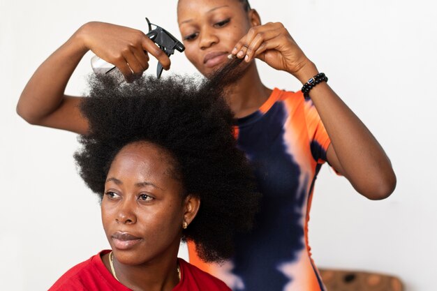 Donna che si prende cura dei suoi capelli afro