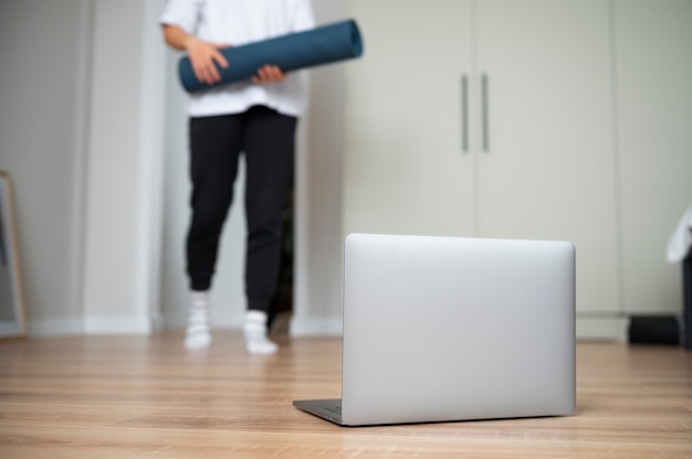 Donna che si prepara a fare yoga a casa durante la quarantena