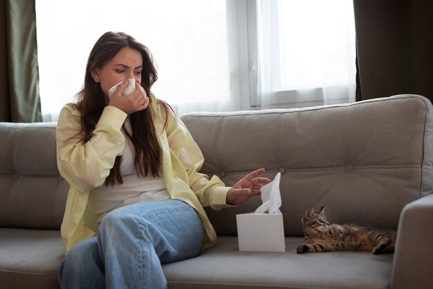 Donna che soffre di allergia agli animali domestici