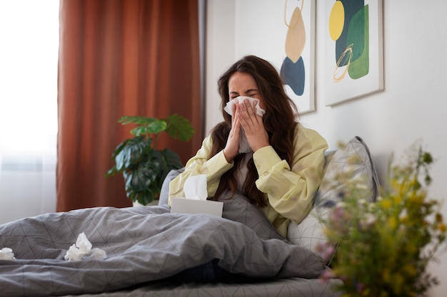 Donna che soffre di allergia ai fiori