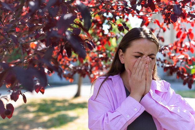 Donna che soffre di allergie all'esterno