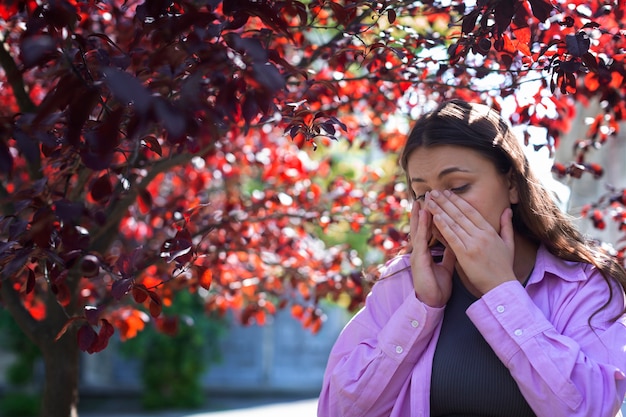 Donna che soffre di allergie all'esterno