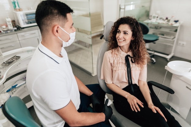 Donna che sorride nell'ufficio del dentista