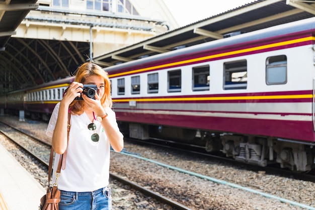 Donna che spara sulla macchina fotografica sul deposito