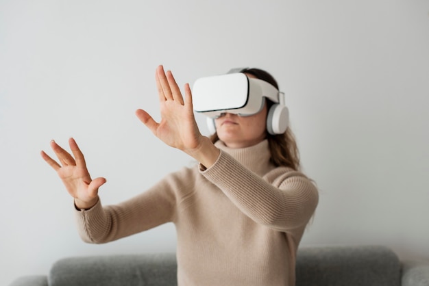 Donna che sperimenta la tecnologia di intrattenimento di simulazione VR