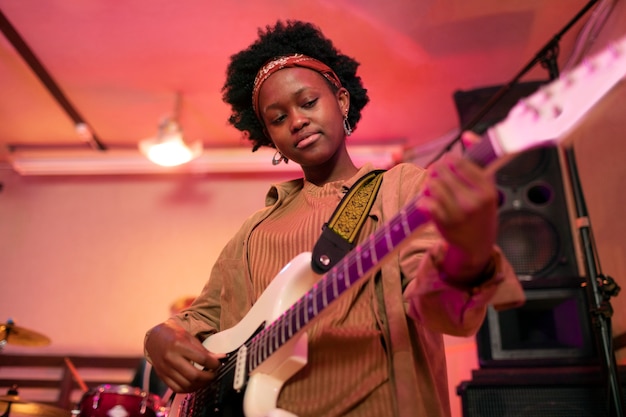 Donna che suona la chitarra a un evento locale