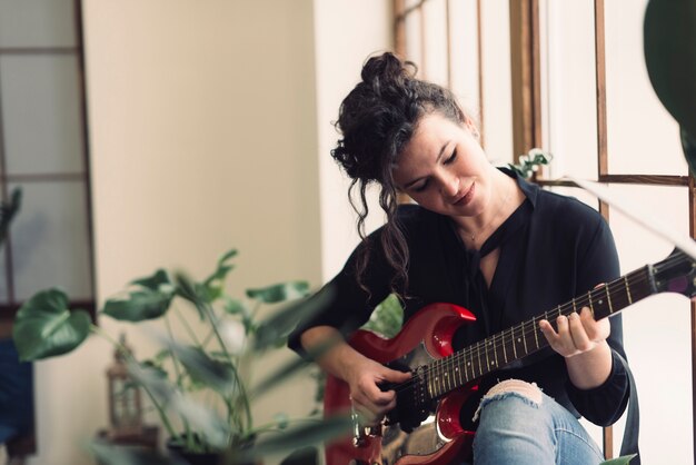 Donna che suona la sua chitarra