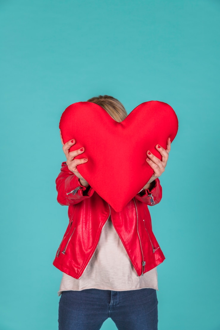 Foto gratuito donna che tiene il simbolo del giocattolo del cuore