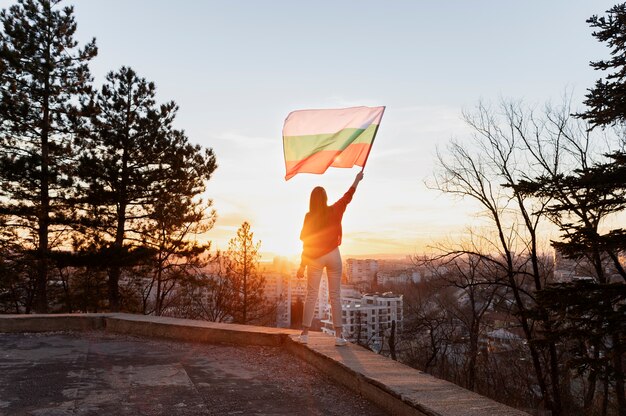 Donna che tiene la bandiera bulgara all'aperto