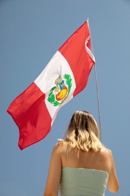 Donna che tiene la bandiera del Perù