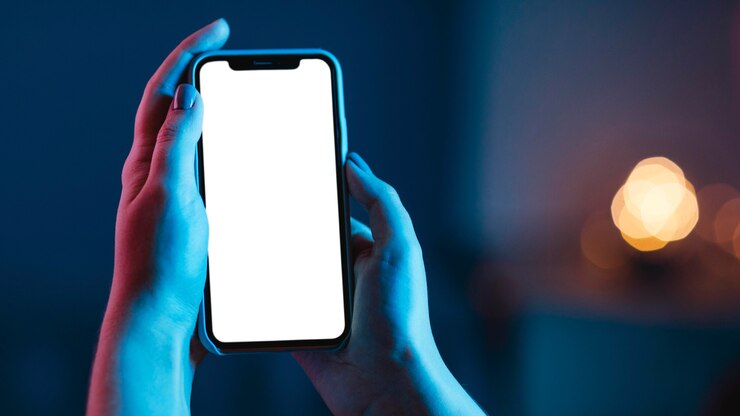 Foto gratuito donna che tiene smartphone nelle mani