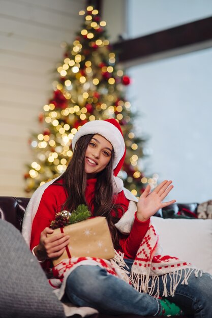 Donna che tiene un regalo di Natale a Natale.