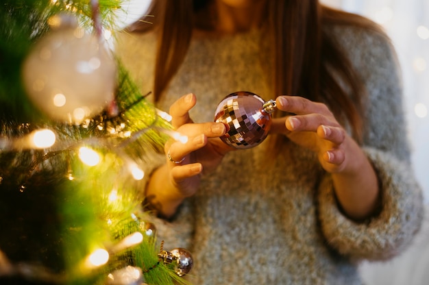 Donna che tiene una palla dell'albero di Natale