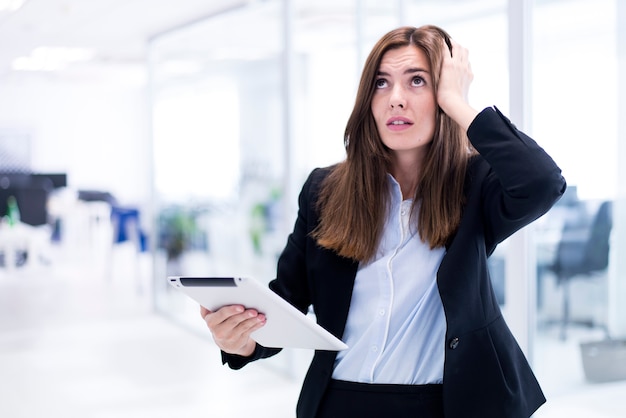 Donna che tocca i suoi capelli preoccupato