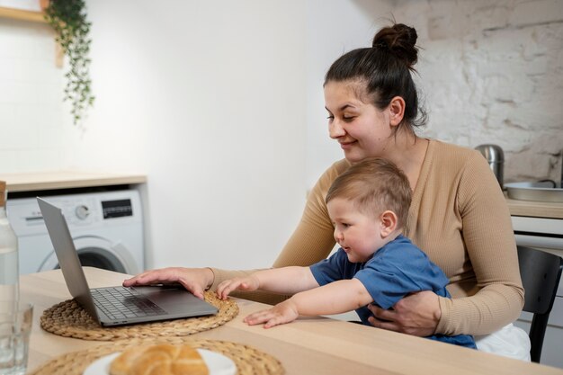 Donna che trascorre del tempo con il bambino dopo l'allattamento