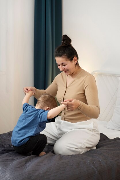 Donna che trascorre del tempo con il bambino dopo l'allattamento