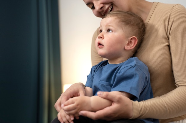 Donna che trascorre del tempo con il bambino dopo l'allattamento