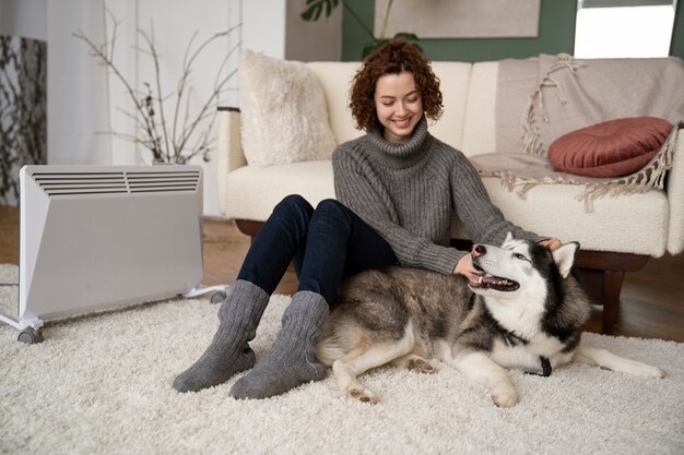 Donna che trascorre del tempo con il suo animale domestico