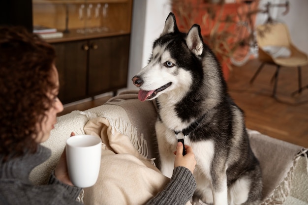 Donna che trascorre del tempo con il suo animale domestico