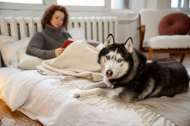 Donna che trascorre del tempo con il suo animale domestico