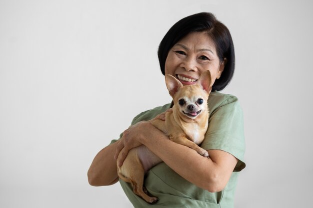 Donna che trascorre del tempo con il suo cane a casa