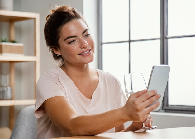 Donna che usa il cellulare