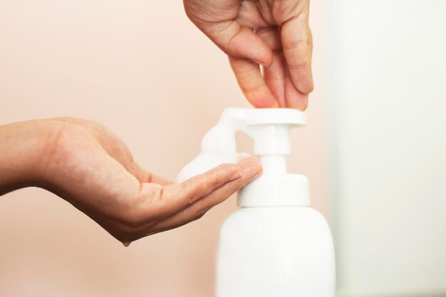 Donna che usa il sapone per pulire le mani e prevenire il coronavirus