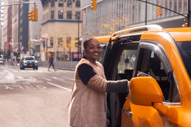 Donna che usa un'auto elettrica per viaggiare in città