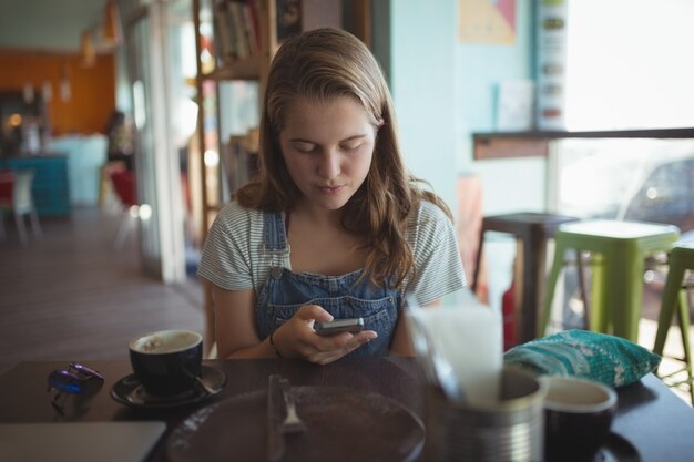 Donna che utilizza il telefono cellulare