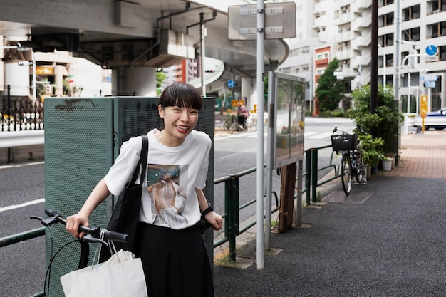 Donna che utilizza la bicicletta elettrica in città