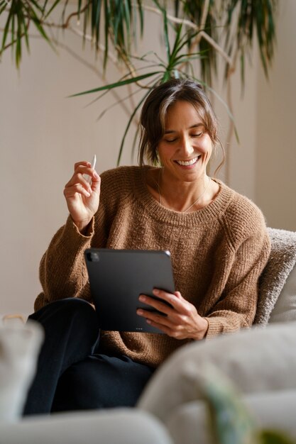 Donna che utilizza la tecnologia della tavoletta digitale