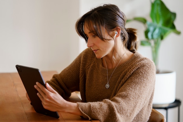 Donna che utilizza la tecnologia della tavoletta digitale