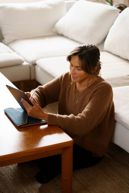 Donna che utilizza la tecnologia della tavoletta digitale