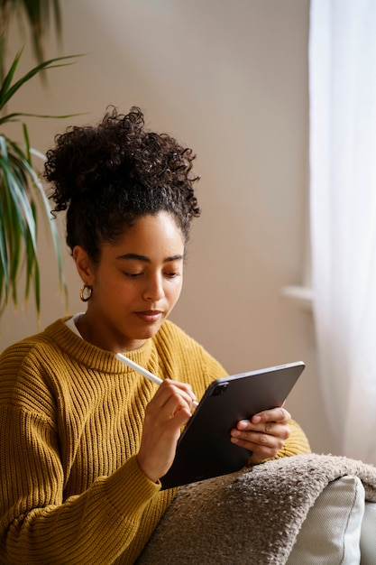 Donna che utilizza la tecnologia della tavoletta digitale