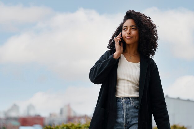 Donna che utilizza la tecnologia delle cuffie wireless