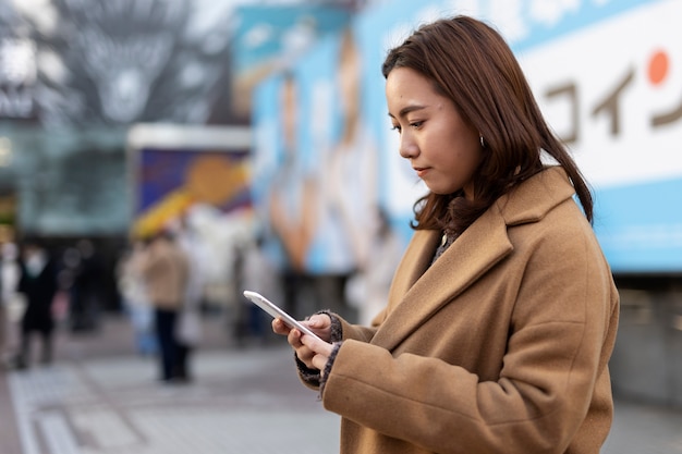 Donna che utilizza la tecnologia smartphone