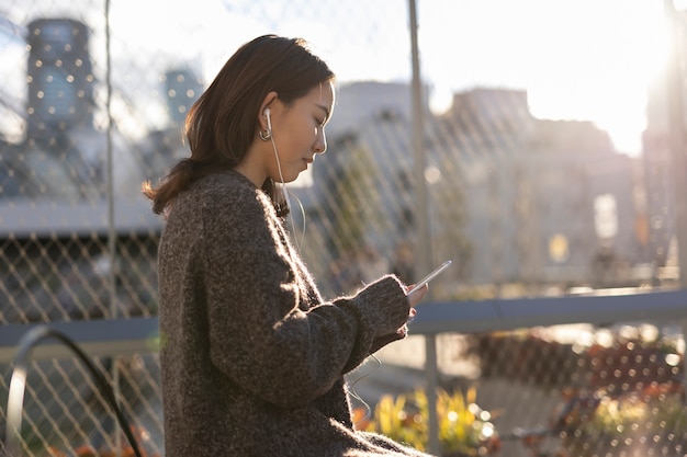 Donna che utilizza la tecnologia smartphone