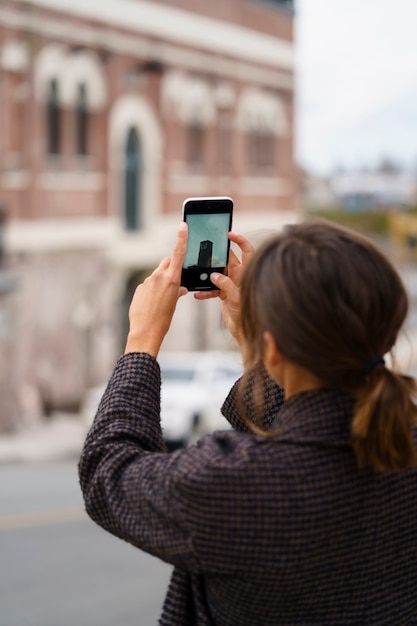 Donna che utilizza la tecnologia smartphone