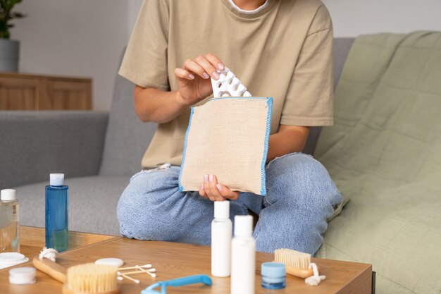 Donna che utilizza la vista frontale della borsa da toilette