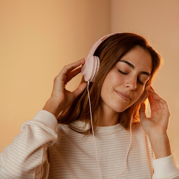 Donna che utilizza le cuffie per la musica a casa