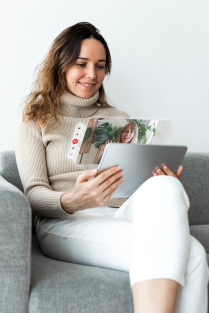 Donna che utilizza tablet per videochiamata